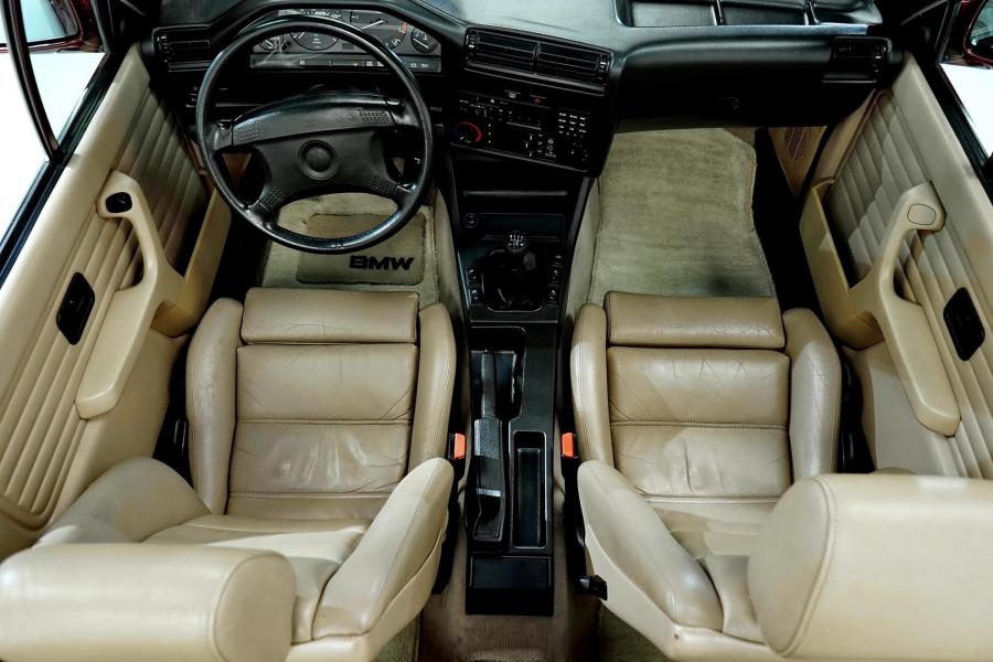 Интерьер BMW 325i Convertible (Calypso Red) 1990 года  (фото 91 из 190)